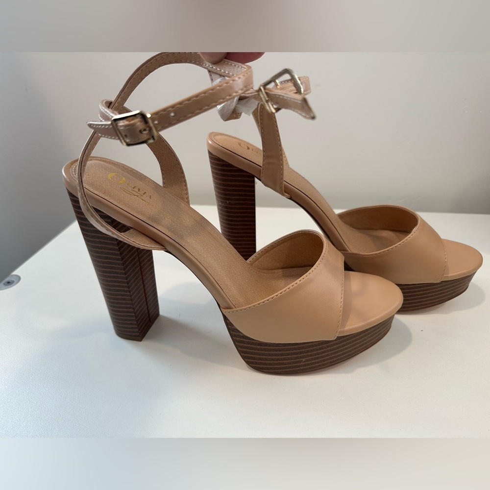 New size 11 cross ankle strap block heel